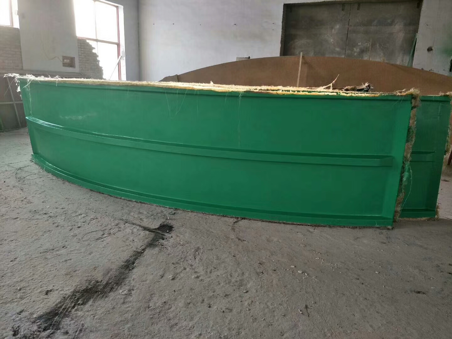 獨(dú)特設(shè)計的拱形玻璃鋼蓋板提升建筑美觀度